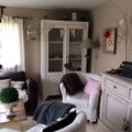 Suite du salon avec un changement de décor.