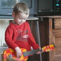 Maxime joue de la guitare