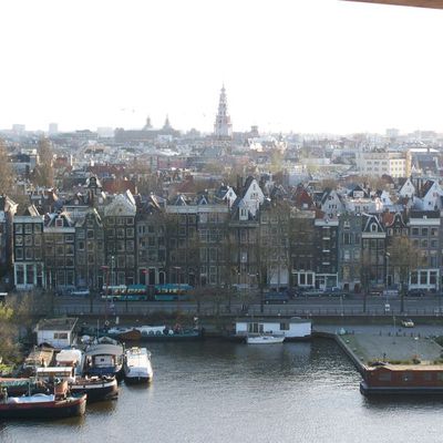 Dans le port d'Amsterdam, Y'a des marins qui chantent...