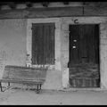 Labastide d'Armagnac : an old bench, an old window and an old door / Un vieux banc, une vieille fenêtre et une vieille porte