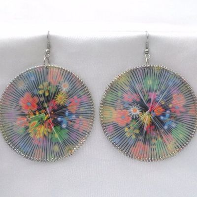 Boucles d'Oreilles Rondes Motif Fleurs Multicolore Fil Tissé Métal Argenté