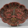 Coupe de forme polylobée en laque trois couleurs, rouge, vert et ocre. Chine, époque Jiagjing (1522-1566). 