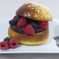 Burger sucré fruits rouges chocolat