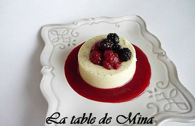 Panna cotta à la vanille et  coulis de fruits rouges