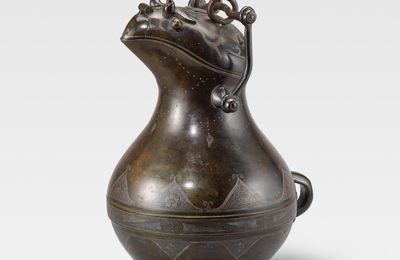 An archaistic silver-inlaid bronze 'owl' vessel and cover, Ming Dynasty (1368-1644)