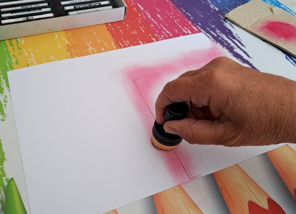 Le cache (ici carré) est glissé (translation) à chaque changement de couleur de pastel.
