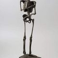 Squelette humain en bronze patiné sur une base à piédouche de marbre noir