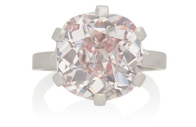 The FINE JEWELS sale achieves a total of €6,245,000/ £5,283,418/ $6,937,128 at Christie's Paris