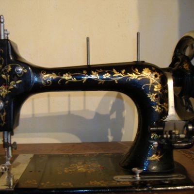 Très jolie machine à coudre ancienne à vendre