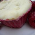 Petites crèmes de framboise en gelée, croûte au chocolat blanc