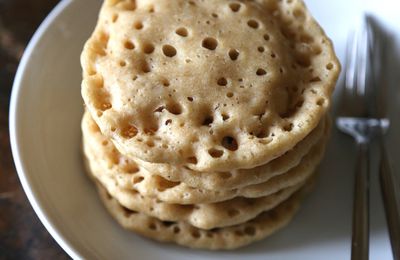 Baghrir (crêpes mille trous), sirop à la fleur d'oranger et à la cannelle