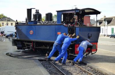 Retournement de la locomotive bleue du Chemin de Fer de la Baie de Somme