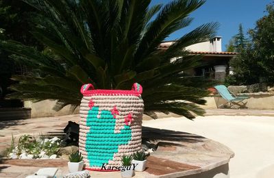 Un panier au crochet tapissé de cactus