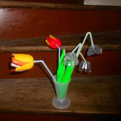 des fleurs en plastique