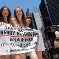 Strip-tease anti-Burberry en plein quartier chic de Tokyo