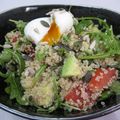 Salade de quinoa aux oeufs mollets