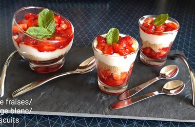 Tartare de fraises au fromage blanc et biscuits