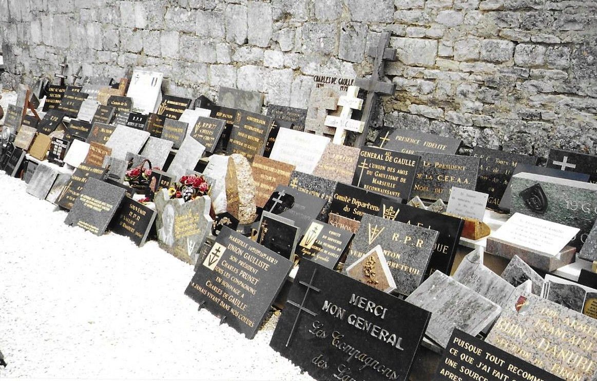 Colombey-les-Deux-Eglises, tombe de De Gaulle, plaques (52)