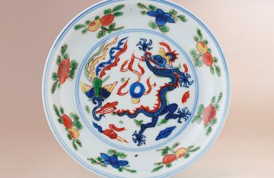  A small wucai ‘dragon and phoenix’ dish, Wanli six-character mark within a double circle and of the period (1573-1619)