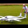 Le Rutan Boomerang, bimoteur RC dissymétrique.