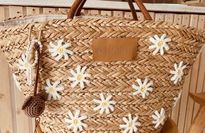 Panier osier "marguerites" , customisation d'été, fleurs au crochet
