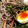 Soba froides aux asperges vertes, pâte de sésame noir et oeuf mollet