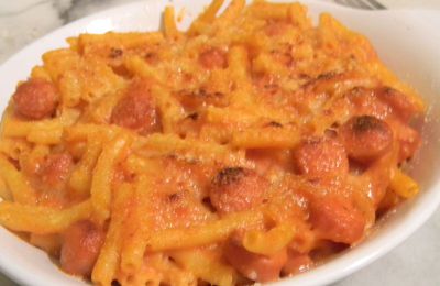 Gratin de macaroni aux knacki, béchamel tomatée
