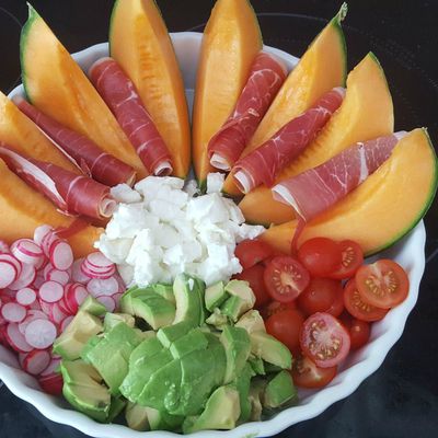 *** Assiette Melon Avocat Jambon cru Radis Mozza ***