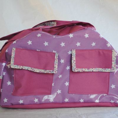 Sac à langer dans les tons violet 