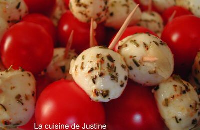 Mini brochettes apéritives de tomates cerises et mozzarella aux herbes