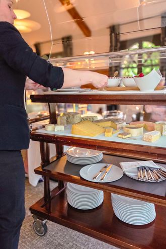 La carte propose une dizaine de plats ‘à la carte’ ainsi que deux menus: menu Découverte en trois services (90€) et le menu Dégustation en 5 services (€130). A noter également un menu gastronome à 28€ pour les enfants qui sont les plus que bienvenus à l'Hostellerie.