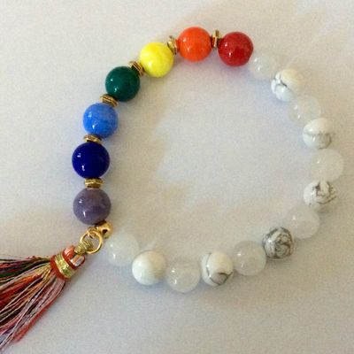 Bracelet chakras - couleurs Arc en Ciel - Rainbow Flag - Couleurs chakras - Perles de verre lampwork, Jade blanc et Howlitte - P