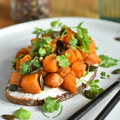 Petites idées pour cuisiner une courge butternut : TARTiNE FROMAGE FRAiS, BUTTERNUT RÔTiE & GRAiNES DE COURGE