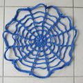 Toile d'araignée au crochet – le yarnbombing d'Arachné