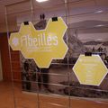 Exposition sur les abeilles dans le hall de l'amphithéâtre du laboratoire Arago