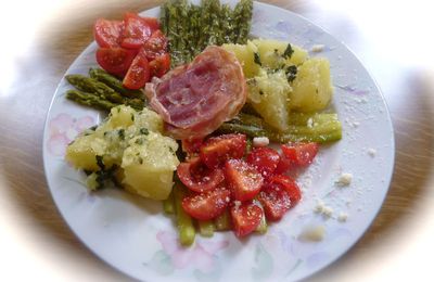 Salade de pomme de terre, asperges vertes et pancetta croustillante
