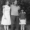 Maman, Annick et pépé Jojo, leur papa en 1961...
