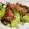 Brochettes de kebabs d'agneau en habit de lard