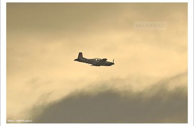 Avion dans un ciel d'hiver.