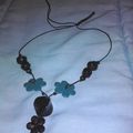 collier fleurs noir et bleu