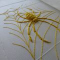 Broche "araignée" brodée au fil d'araignée et cannetille