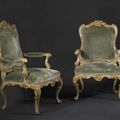 Paire de fauteuils à châssis, bois sculpté de fleurs, laqué or et rechampie or. Italie, Régence. 