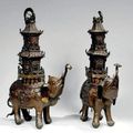 Paire d'éléphants en bronze ciselé et patiné