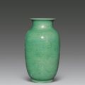 A green glazed vase. Qing Dynasty (1368-1644)