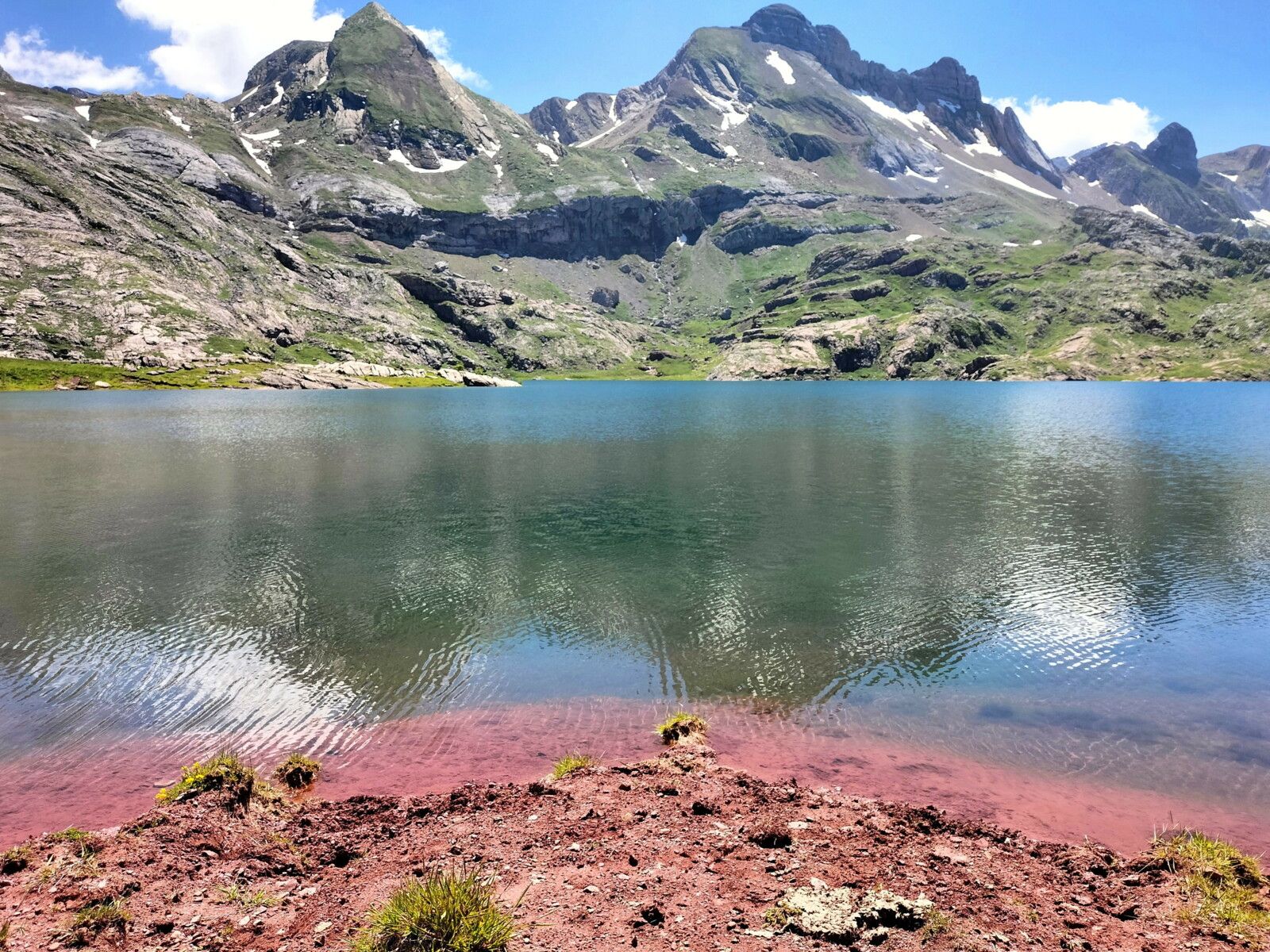 Lac d'Estaens, tour du lac, couleurs, pic Liovilla et Sierra de Bernera, juin 2024. (Espagne)