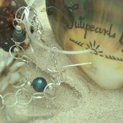 Matahina 2, bracelet argent, nacre fleur et perles cerclees