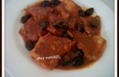tranches de poisson sauce tomate et olives noires 