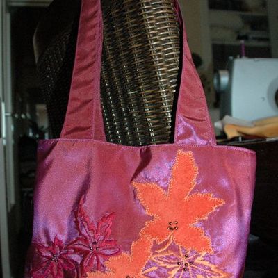 Un sac de taffetas brodé...