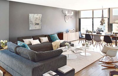Un duplex en gris, bleu et bois