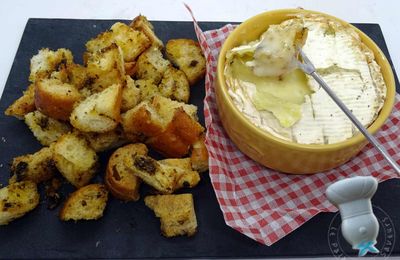 Camembert croûtons tomate basilic